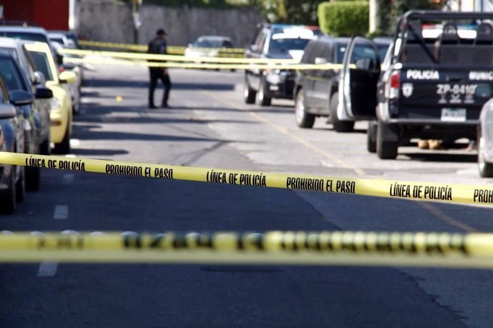 Un escolta frustró el robo a un cliente bancario con violencia, pues hirió a un ladrón armado en la Colonia Lomas Universidad, en Zapopan.