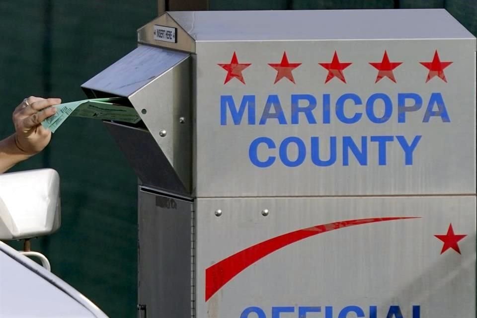 En Maricopa, Arizona, las autoridades reforzaron las medidas de seguridad para las elecciones de mañana y prometieron tolerancia cero a cualquier infractor.
