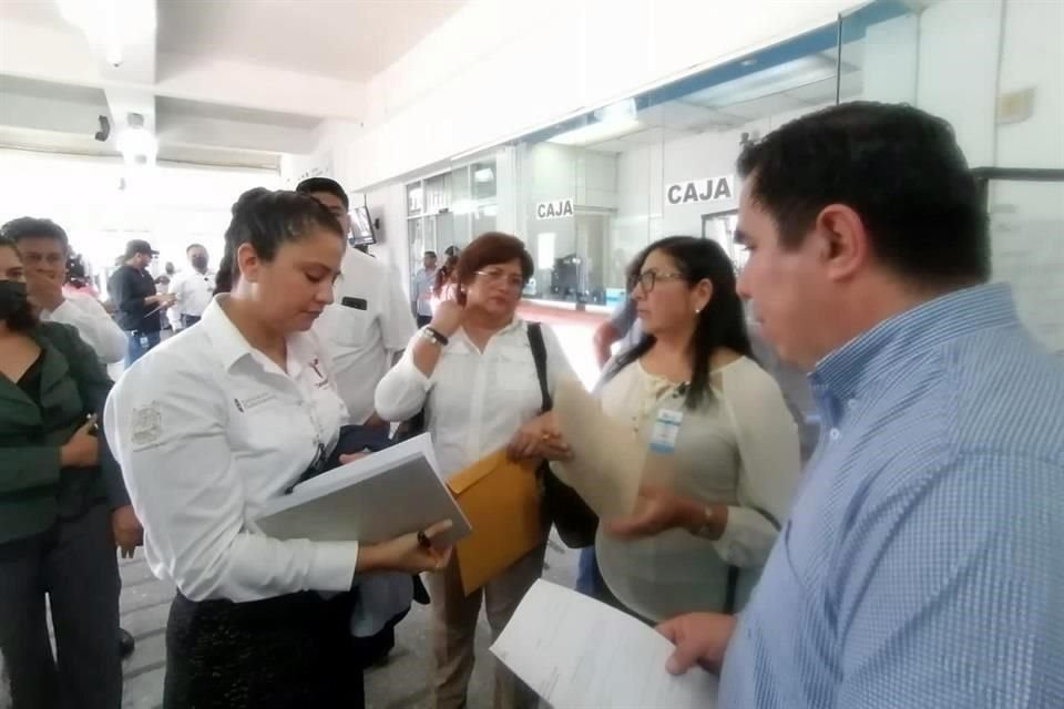 Personal de la Contraloría del Estado en las oficinas de la Comapa de Tampico.