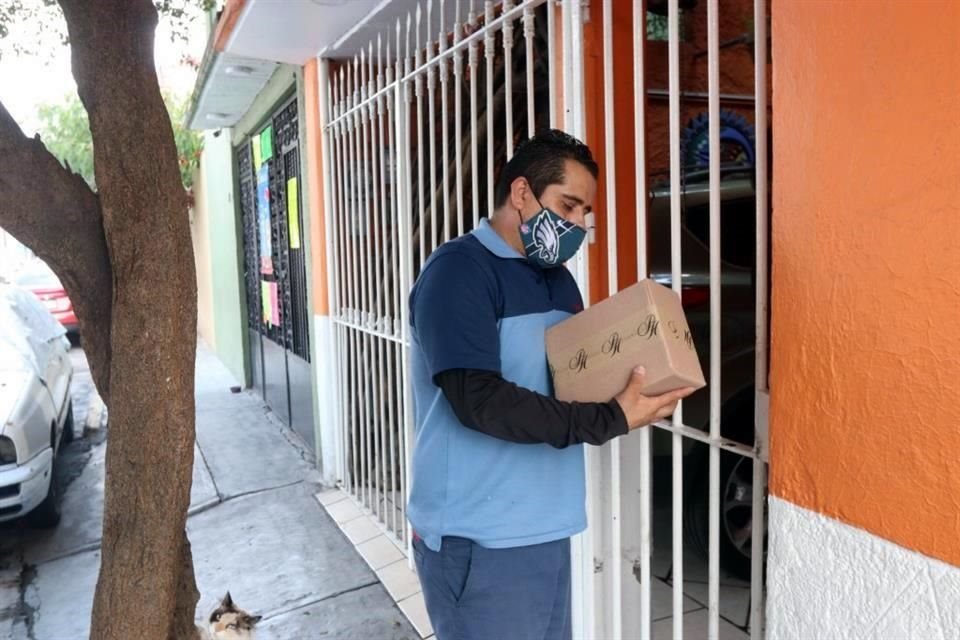 Sujetos desconocidos hurgaron en la basura para obtener datos de clientes que realizaron compras por internet, según videos.