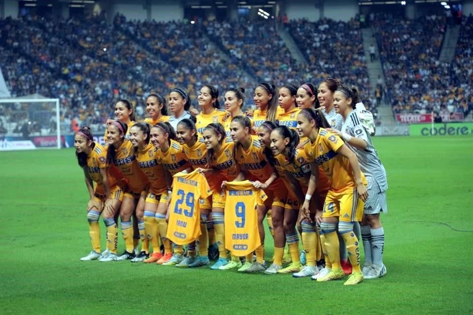 En apoyo a Uchenna Kanu (29) y Stephany Mayor (9), bajas para el partido, el equipo mostró sus dos jerseys en la foto oficial.