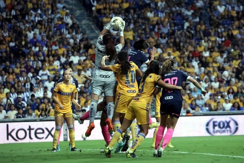 Ceci Santiago, portera de Tigres Femenil, se queda con el esférico en un centro.