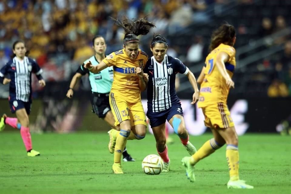 Ovalle y Evangelista peleando la redonda en la mitad de la cancha.