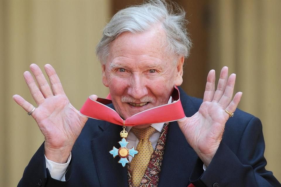 El actor británico, Leslie Phillips, conocido por prestar su voz al Sombrero Seleccionador en 'Harry Potter', falleció a sus 98 años.