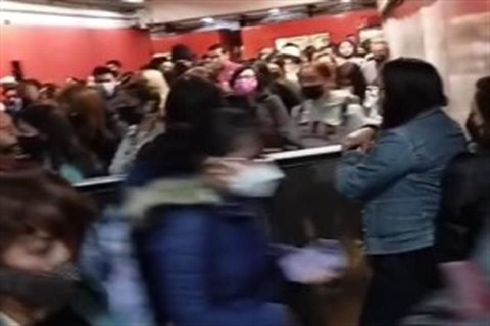 Aunque ya se restableció el servicio en la Línea 3 del Metro, usuarios siguen reportando fallas en el sistema.