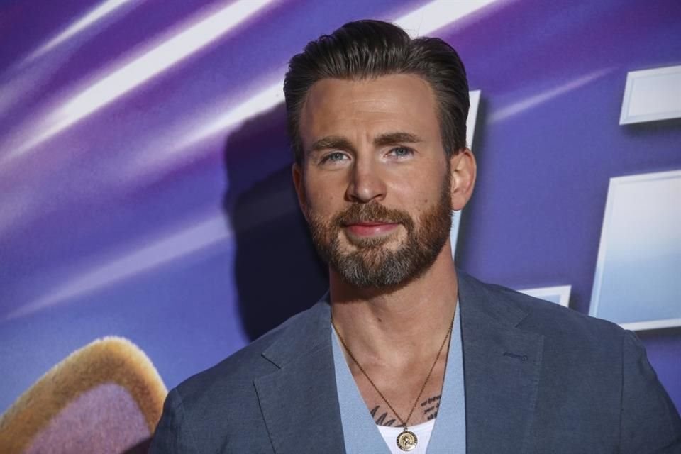 Chris Evans fue elegido como el 'hombre más sexy' con vida 2022 por la revista People; el actor le dedica nombramiento a su madre.