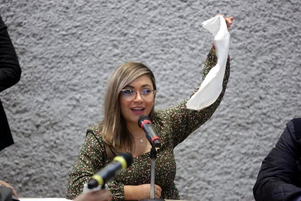 Durante la discusión, Anylú Bendición Hernández sacó una tela blanca en señal de paz.