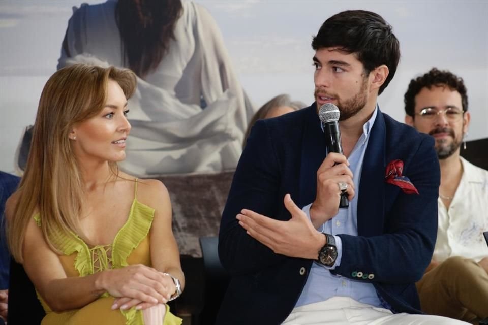 La telenovela 'El Amor Invencible', producida por Juan Osorio, inició filmaciones. La protagonizan Angelique Boyer y Danilo Carrera.