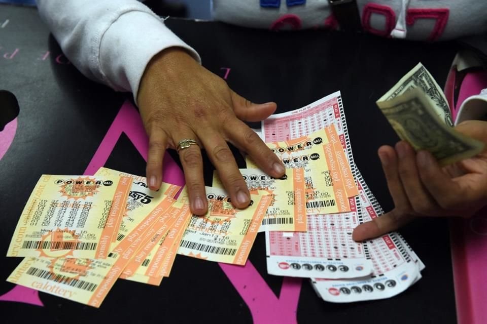 Powerball entregó el premio más grande en la historia de las loterias a un solo jugador, que se llevó el jackpot de 2 mil mdd.