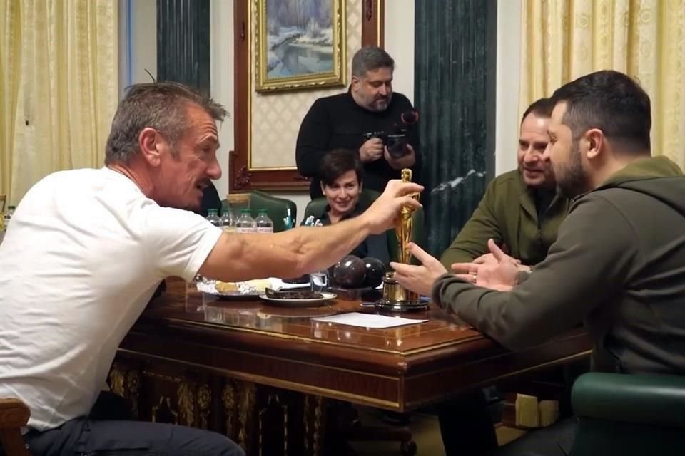 En una reunión privada en Kiev, el actor y activista Sean Penn le entregó su Óscar al presidente ucraniano Volodymyr Zelensky.