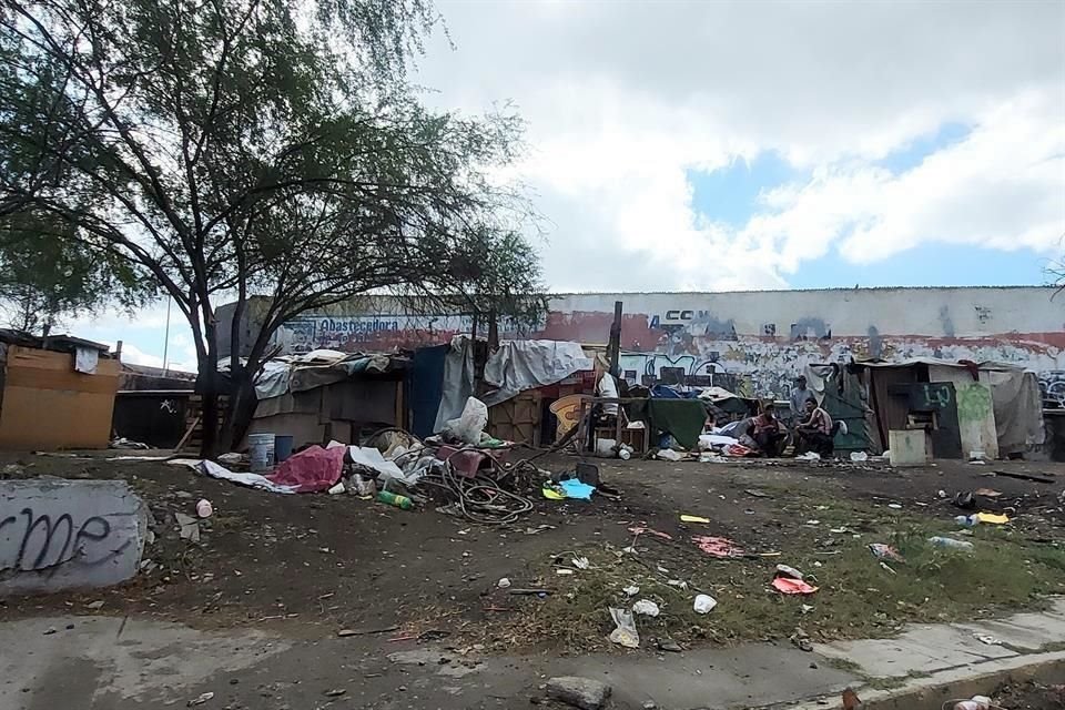 Pepenadores e indigentes levantaron tejabanes en jardineras y divisiones del Puente Rube.