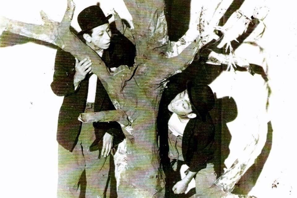 Luis Martín (izq.) y Alberto Rojas durante un ensayo de 'Esperando a Godot', en 1962.
