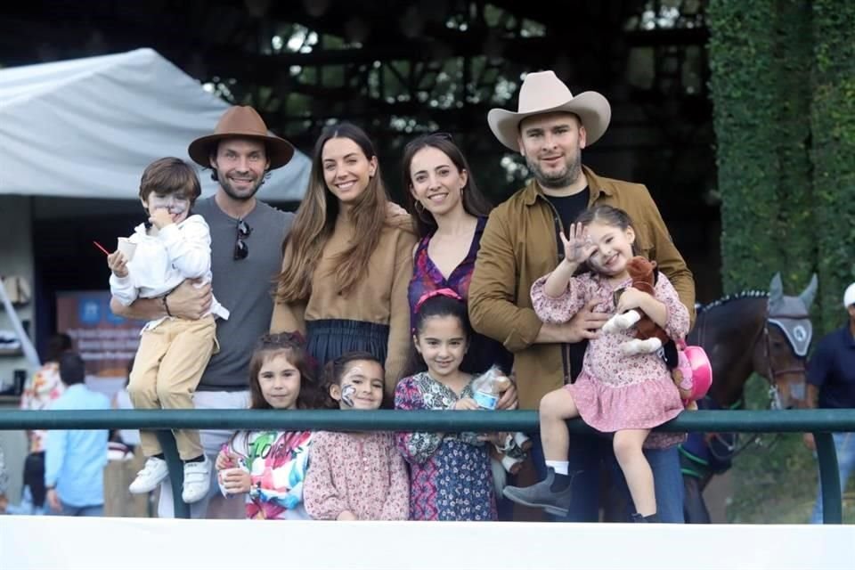 Javier Villalonga Jr, Javier Villalonga, Magaly Guerra, Scarlet Guzman, Enrique Barreda, Magaly Villalonga, Silvana Barreda, Scarlet Barreda e Ines Barreda