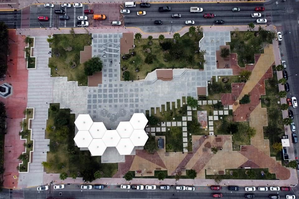 La obra se hizo en el estacionamiento que se encontraba a un costado del Antiguo Palacio Federal, y que ahora alberga al espacio artístico LabNL y la Explanada Cultural.