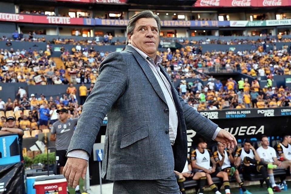 De manera sorpresiva el ahora ex técnico felino fue despedido por sus pecados extra cancha