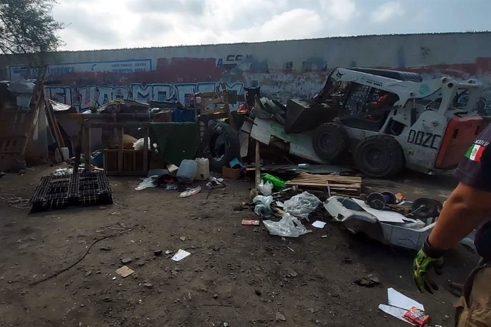 En coordinación con Protección Civil de Nuevo León, diversas dependencias municipales intervinieron para el desalojo de personas que habitaban en tejabanes en jardineras del complejo.