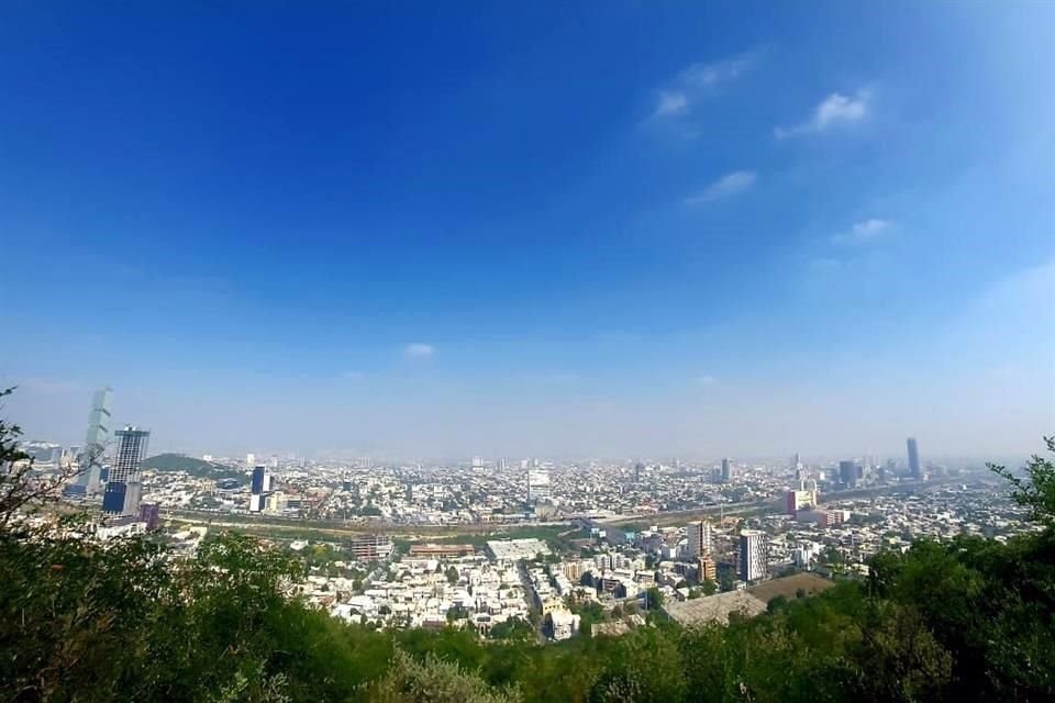 Una nata gris puede apreciarse cubriendo la Ciudad, por los contaminantes atrapados a poca altura a causa de la inversión térmica.