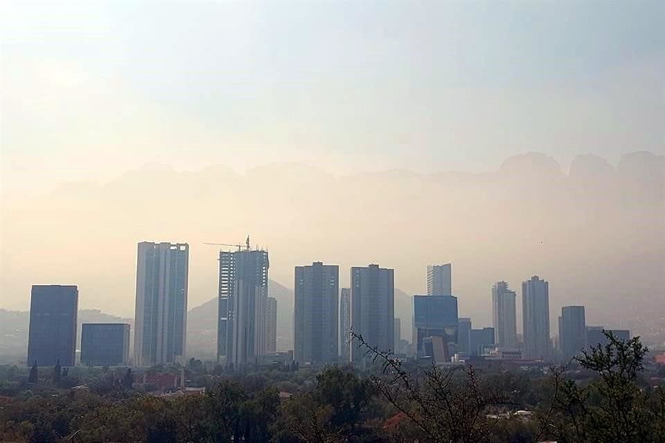 Una nata gris puede apreciarse cubriendo la Ciudad, por los contaminantes atrapados a poca altura a causa de la inversión térmica.