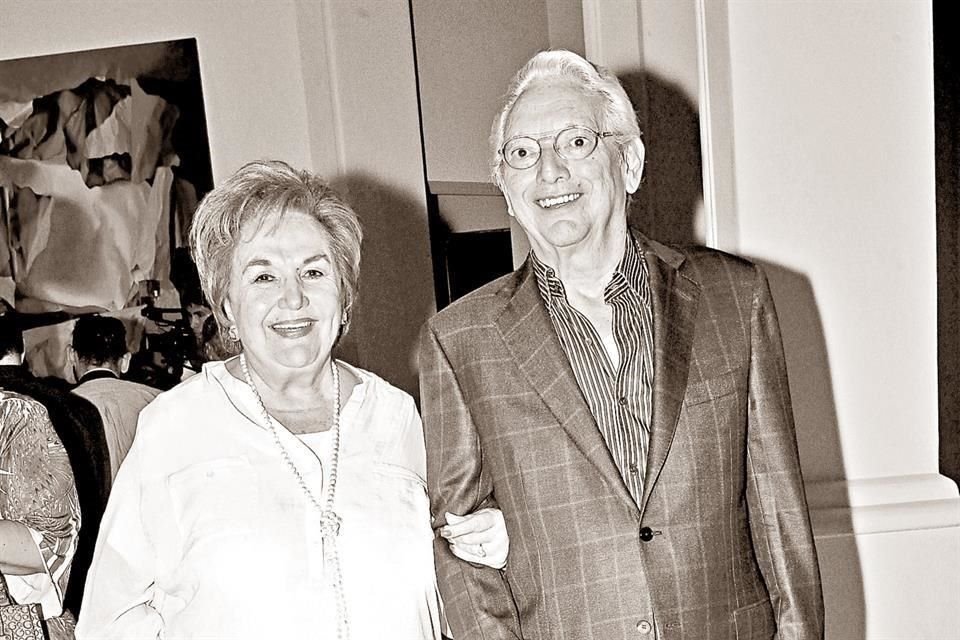 CON SU ESPOSA. María Elena Benítez de Rodríguez