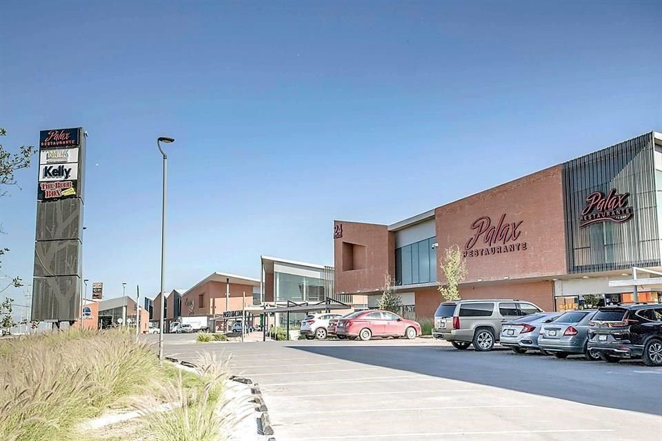 Esta hermosa plaza comercial cuenta con una construcción de 13,781 m2, con 42 locales comerciales exclusivos para renta.