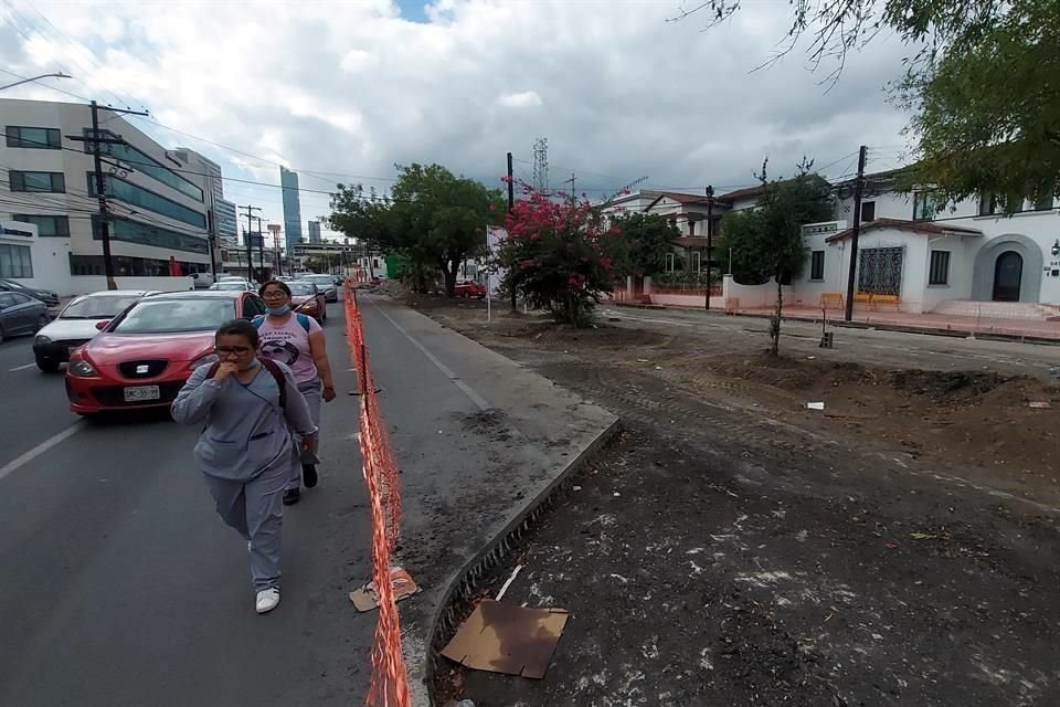 Aunque se realizan trabajos en un parque del sector La Purísima, no se habilitó un paso provisional y los peatones se arriesgan caminando por la calle Hidalgo.