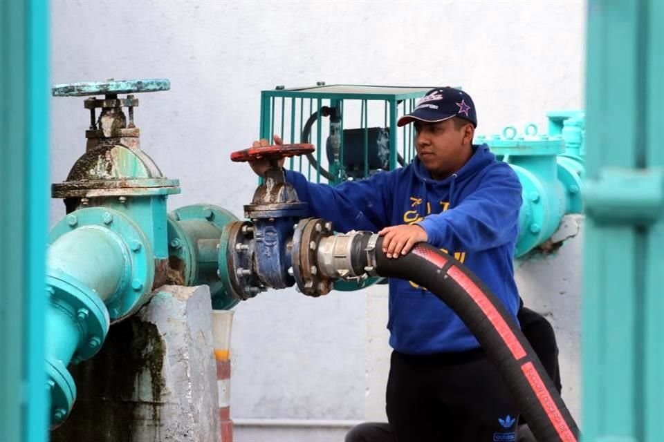 La sequía sistema Cutzamala provoca que parte de la distribución de agua en 16 municipios del Edomex se realice por medio de pipas.