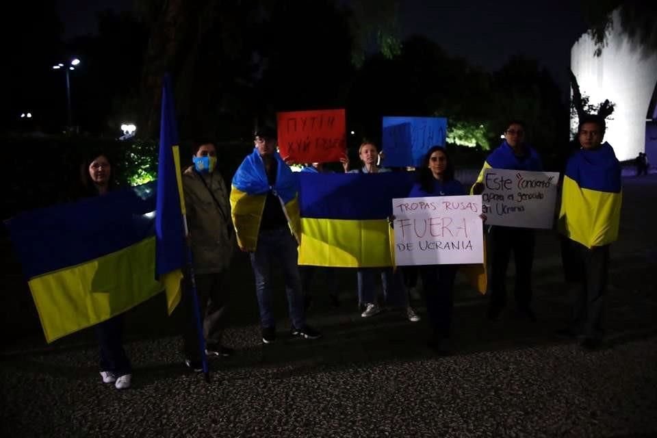 Miembros de la comunidad ucraniana protestaron por el concierto en las puertas del Auditorio Blas Galindo del Cenart.