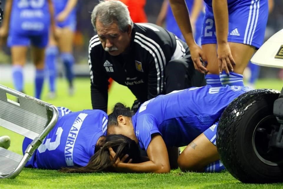 Bianca Sierra salió del partido con una lesión en la rodilla. Stephany Mayor trató de consolarla.