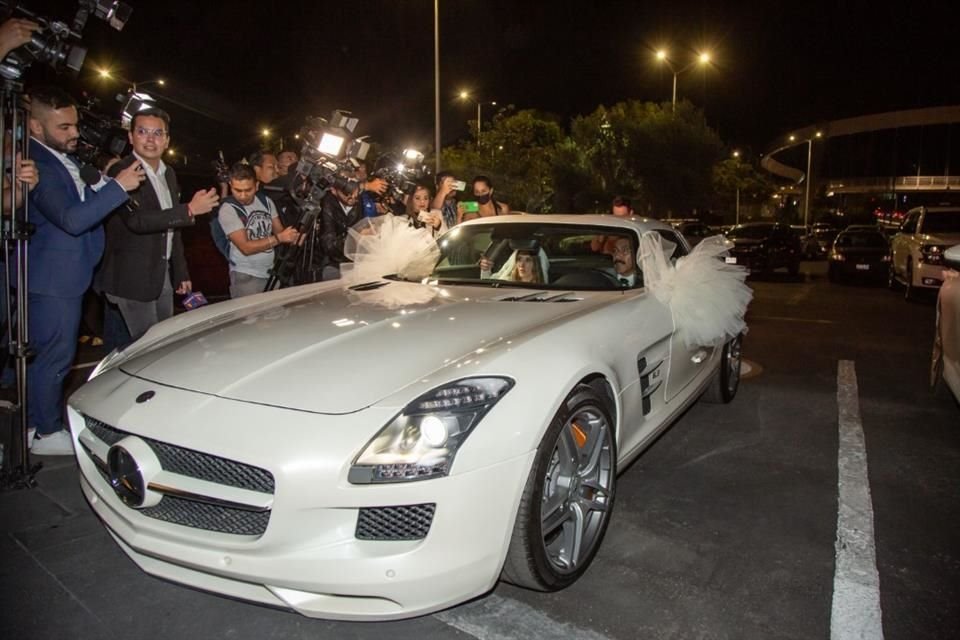 Alexia Hernández llegó en este auto de lujo.