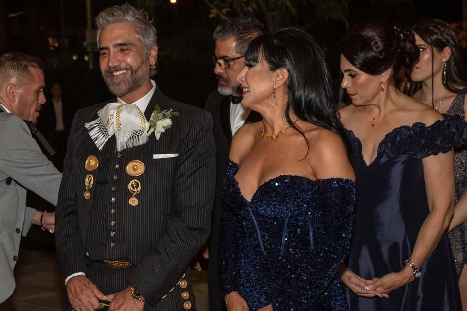 'El Potrillo' llegó vestido de gala.