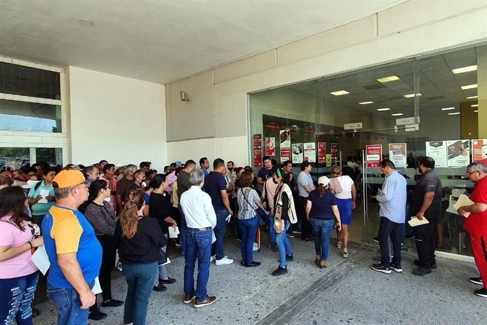 PLAZAS OUTLET. El módulo ubicado en Escobedo fue uno de los más demandados por los ciudadanos que esperaban realizar el cambio de placas.