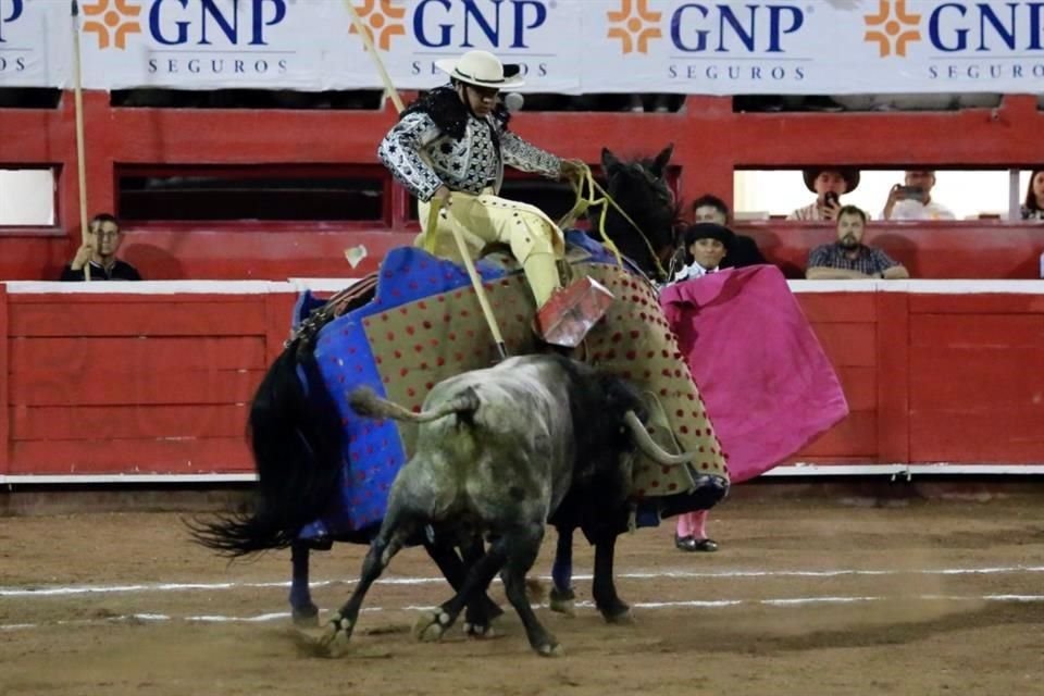 Las imágenes de la corrida en la Monumental Monterrey, donde triunfo Luis David Adame.