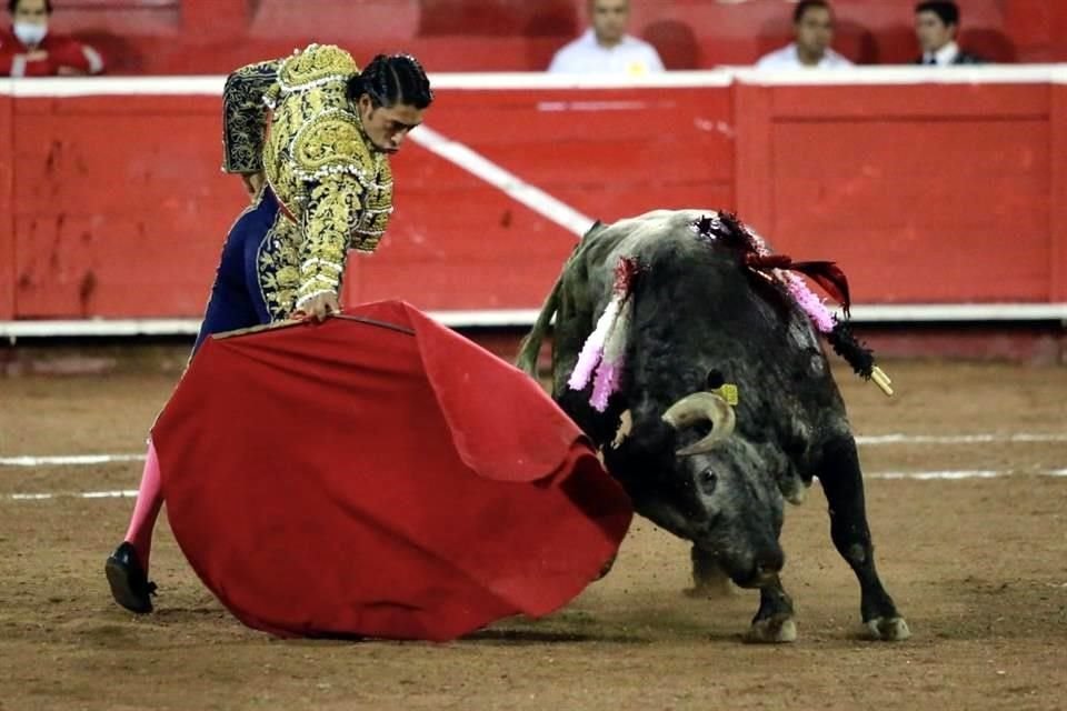 Las imágenes de la corrida en la Monumental Monterrey, donde triunfo Luis David Adame.