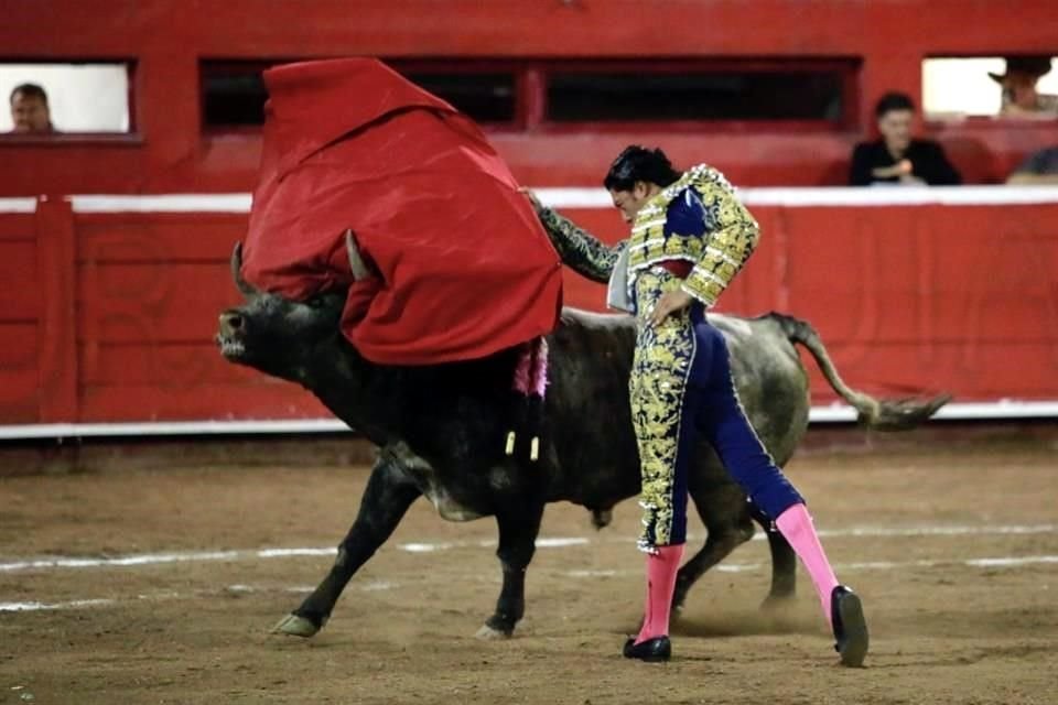 Las imágenes de la corrida en la Monumental Monterrey, donde triunfo Luis David Adame.