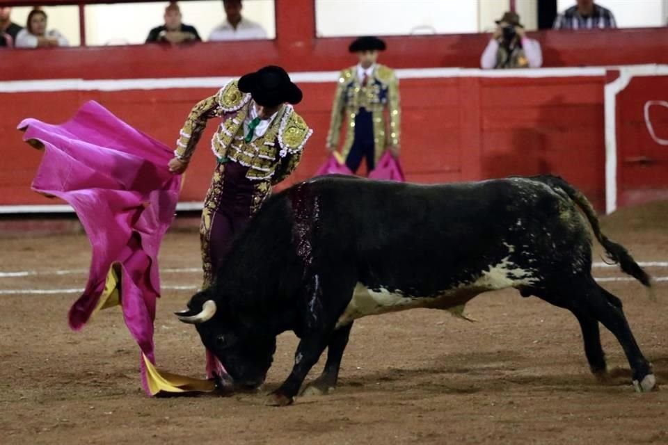 Las imágenes de la corrida en la Monumental Monterrey, donde triunfo Luis David Adame.