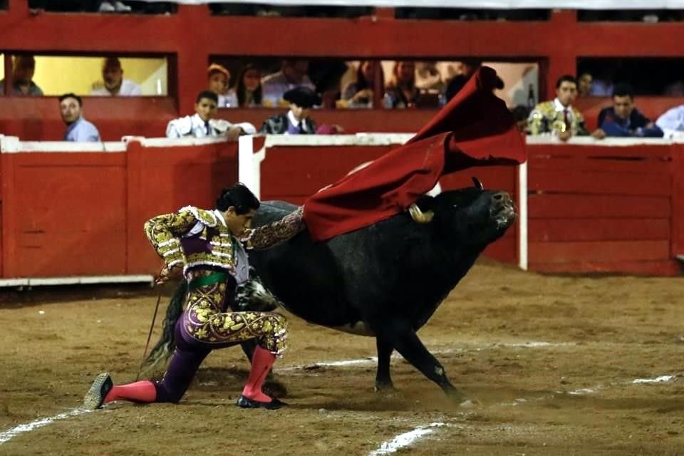 Las imágenes de la corrida en la Monumental Monterrey, donde triunfo Luis David Adame.