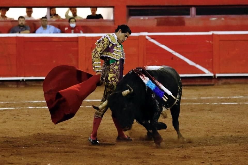 Las imágenes de la corrida en la Monumental Monterrey, donde triunfo Luis David Adame.