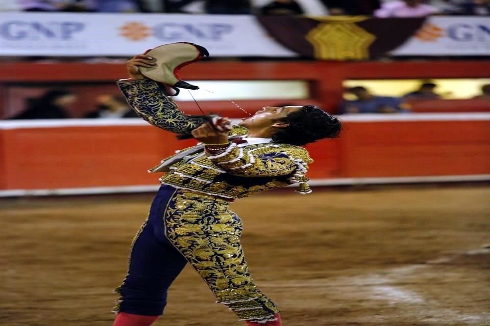 Las imágenes de la corrida en la Monumental Monterrey, donde triunfo Luis David Adame.