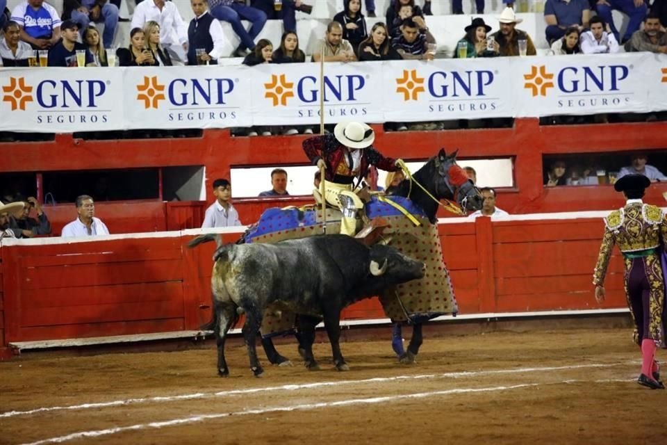 Las imágenes de la corrida en la Monumental Monterrey, donde triunfo Luis David Adame.