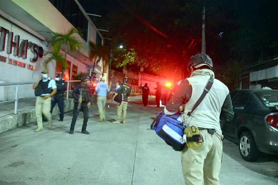 Dos trabajadores de un table dance fueron atacados a balazos y dos hombres más quedaron acribillados en la zona de playa.