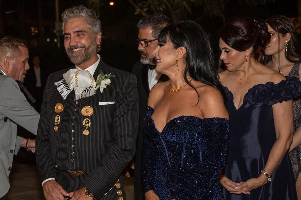 Alejandro Fernández sonriente durante la boda de su hijo Alex y Alexia Hernández.