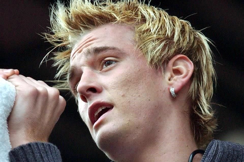 Una mujer sin hogar que cuidaba la casa de Aaron Carter, fue quien encontró el cuerpo del músico en la bañera de su casa.