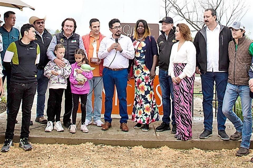 El municipio de Santiago, N.L., le entregó un reconocimiento a Divisas San Jorge por su activa participación en la limpieza de la Presa de La Boca.