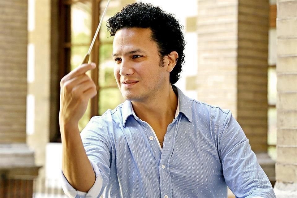 El pianista regiomontano Abdiel Vázquez, es director fundador de La Súper, la orquesta sinfónica de la Escuela Superior de Música y Danza.