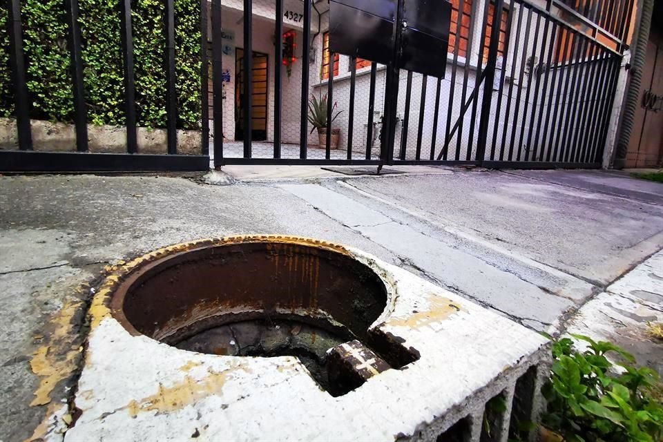 Cuatro coladeras sin tapa se encuentran sobre Sur 73 entre Coruña y Viaducto Río de la Piedad en la colonia Viaducto Piedad. Habitantes de la zona comentan que llevan 6 años con el problema.