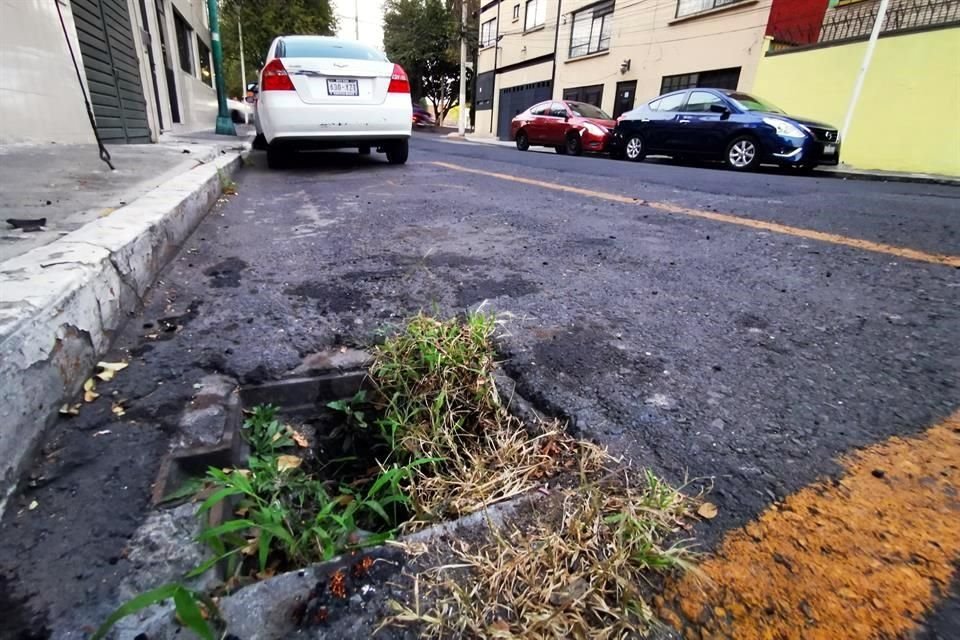 Cuatro coladeras sin tapa se encuentran sobre Sur 73 entre Coruña y Viaducto Río de la Piedad en la colonia Viaducto Piedad. Habitantes de la zona comentan que llevan 6 años con el problema.