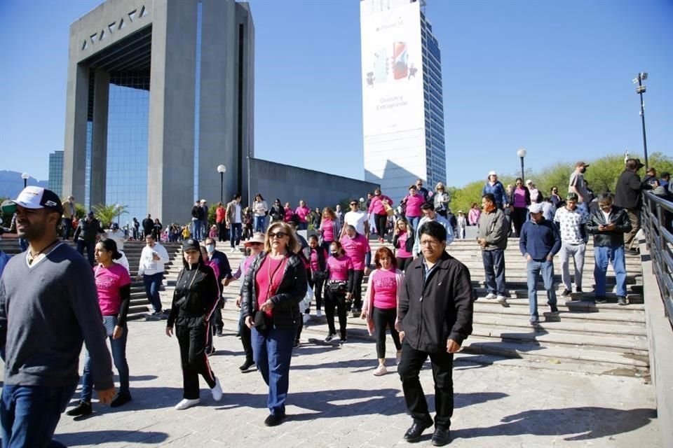La mayoría de los asistentes portan pancartas, además de vestimenta rosa que fue la solicitada en la convocatoria.