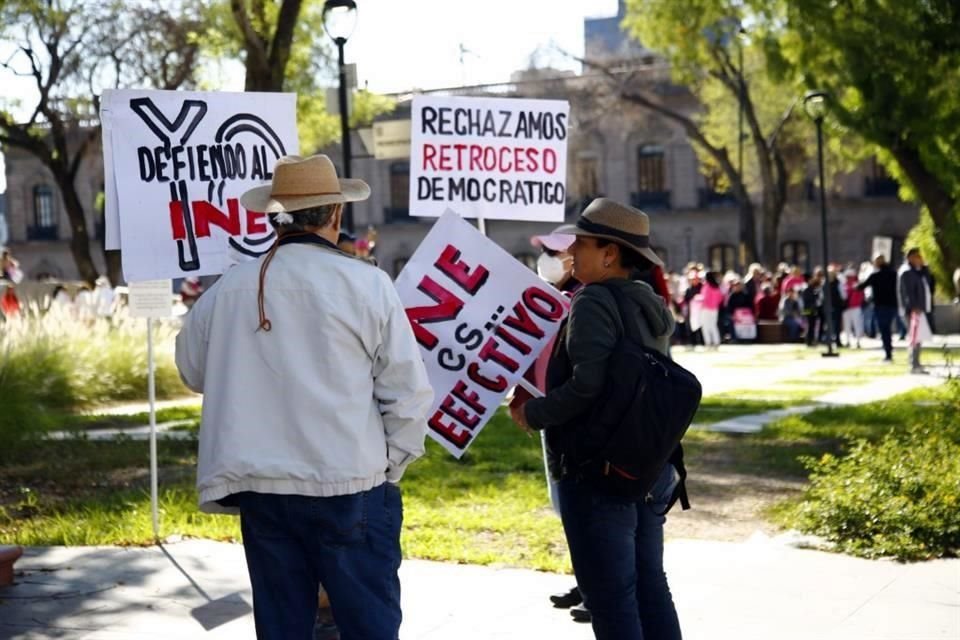 Se reúnen ciudadanos para protestar a favor del INE