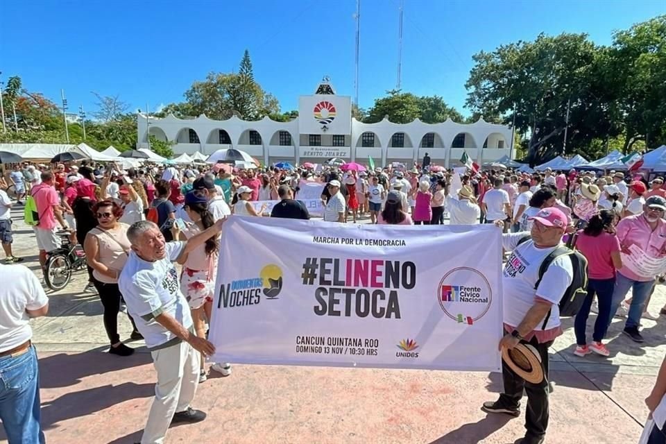 En la explanada municipal de Cancún se concentraron los ciudadanos que respaldan al INE.