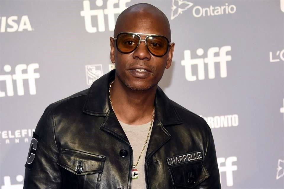 Dave Chappelle abordó comentarios antisemitas expresados por Kanye West en la apertura de su monólogo de Saturday Night Live.